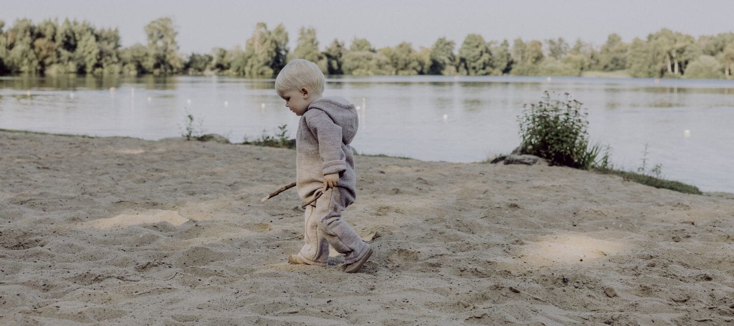 Caldo durante l'inverno con l'abbigliamento da passeggio in lana