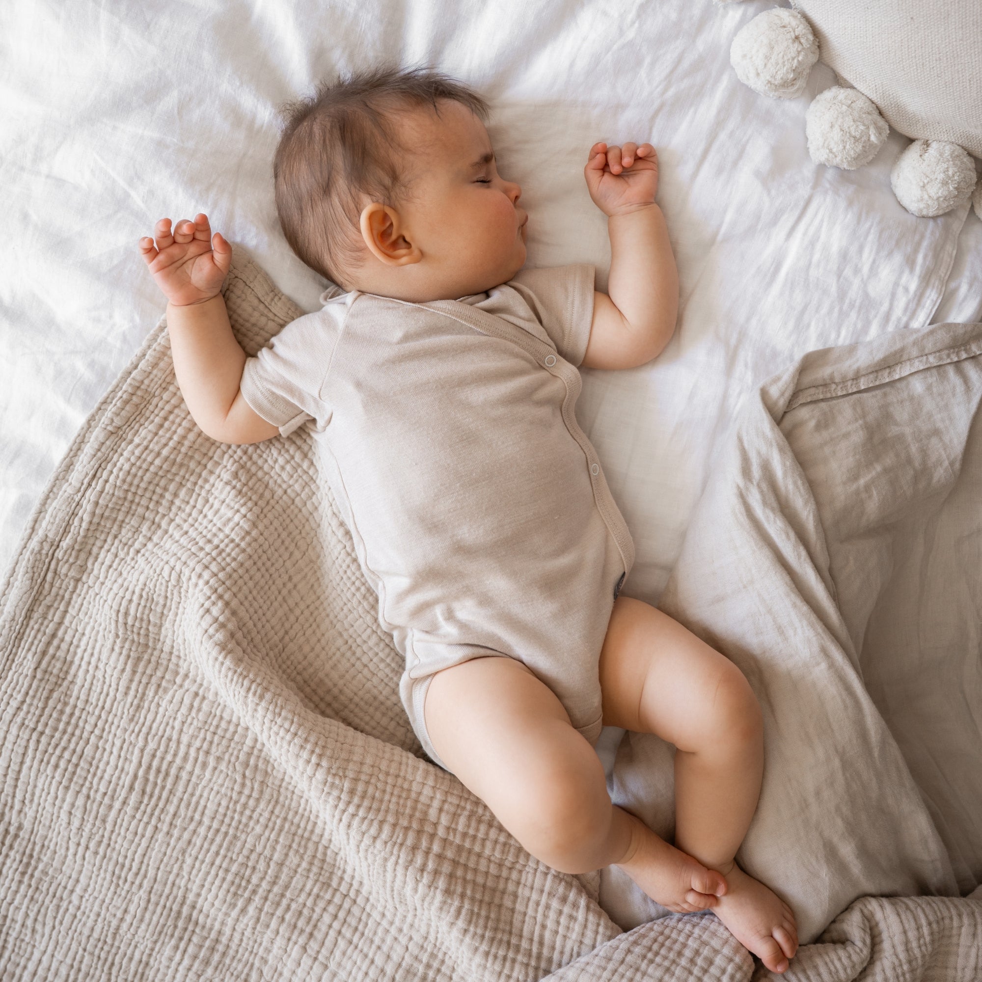 Body incrociato a maniche corte in lana-seta | Essential Beige