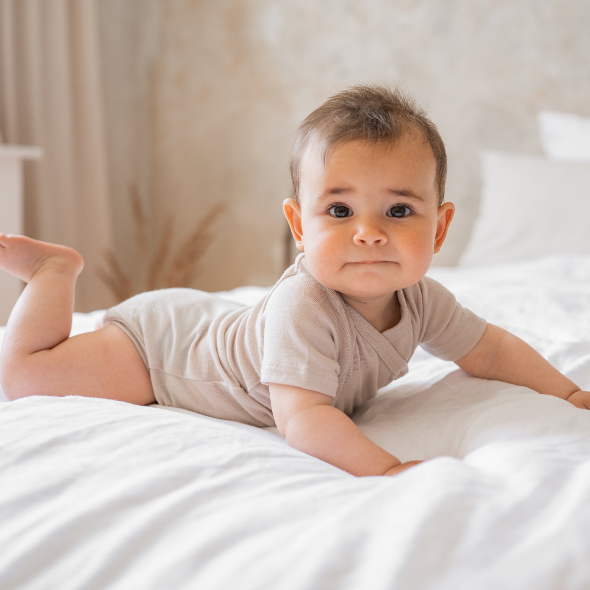 Body incrociato a maniche corte in lana-seta | Essential Beige