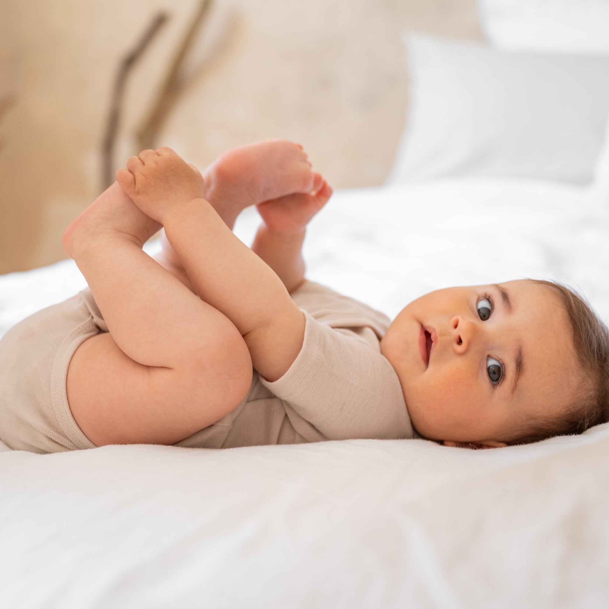 Body incrociato a maniche corte in lana-seta | Essential Beige